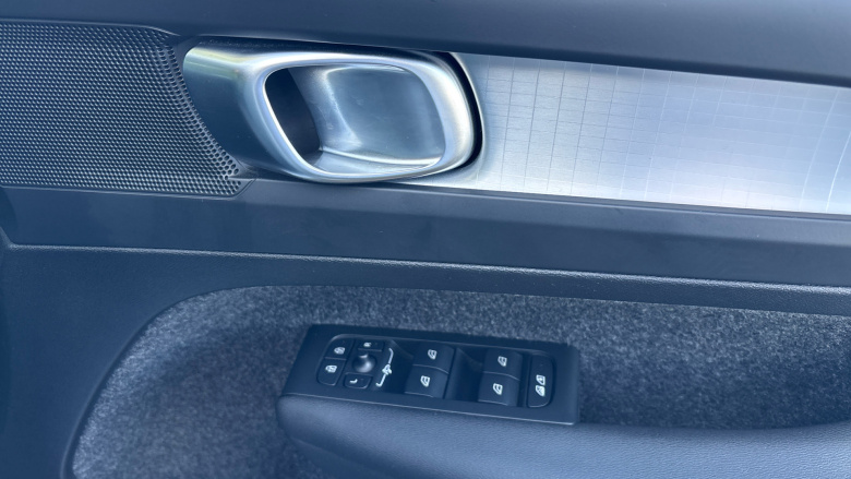 Volvo XC40 2.0 B3P Core 5dr Auto Petrol Estate